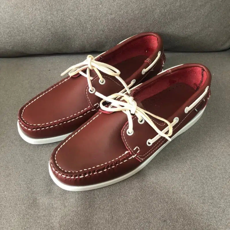 Trendiga vinröda loafers i båtstil med snörning för herrar