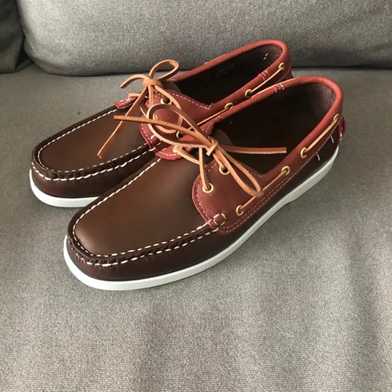 Trendiga bruna loafers i båtstil med snörning för herrar