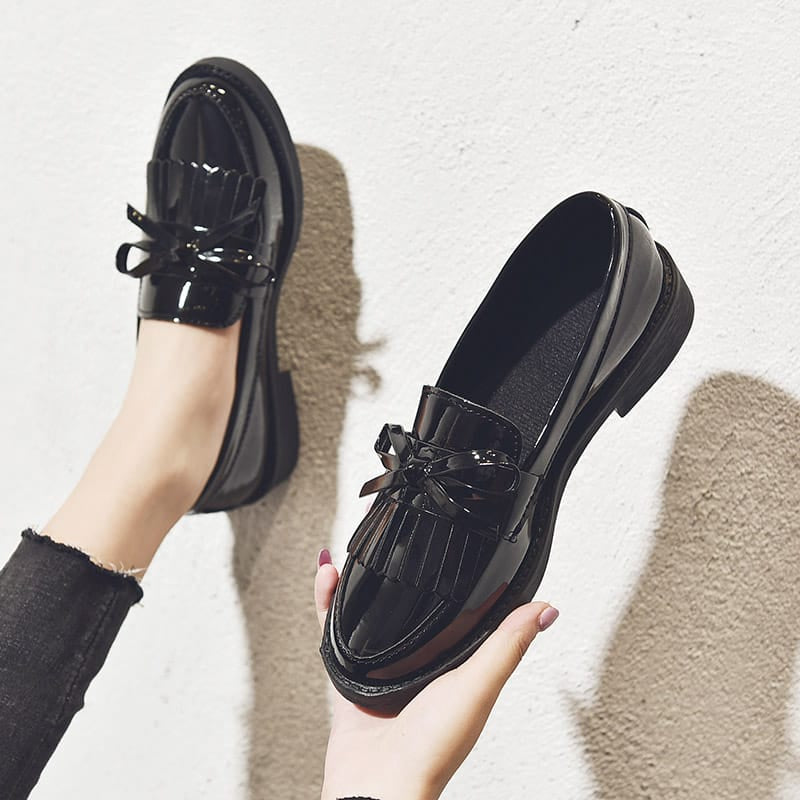 Lackade svarta loafers med fransar för dam