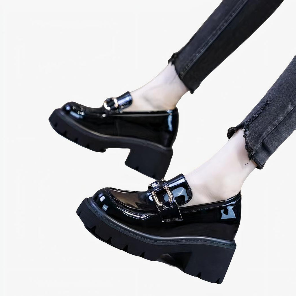 Lackade loafers med klack och tjock sula