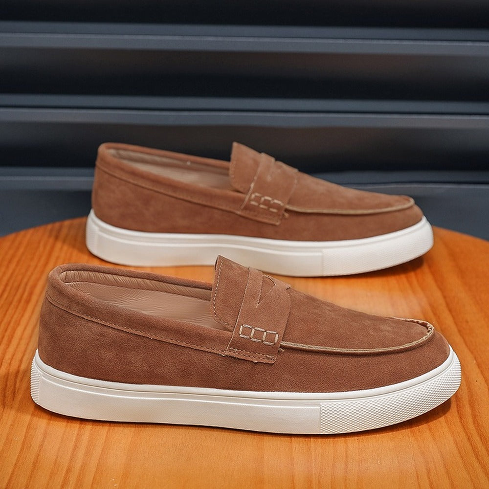 Loafers i mocka för herr med slejf och vit sula, brun