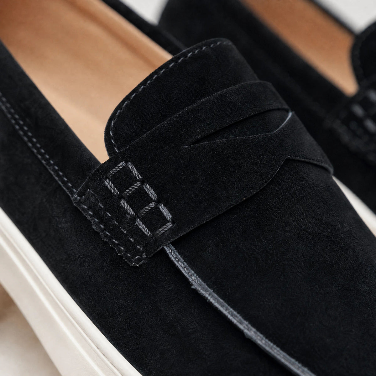 Loafers i mocka för herr med slejf och vit sula, brun