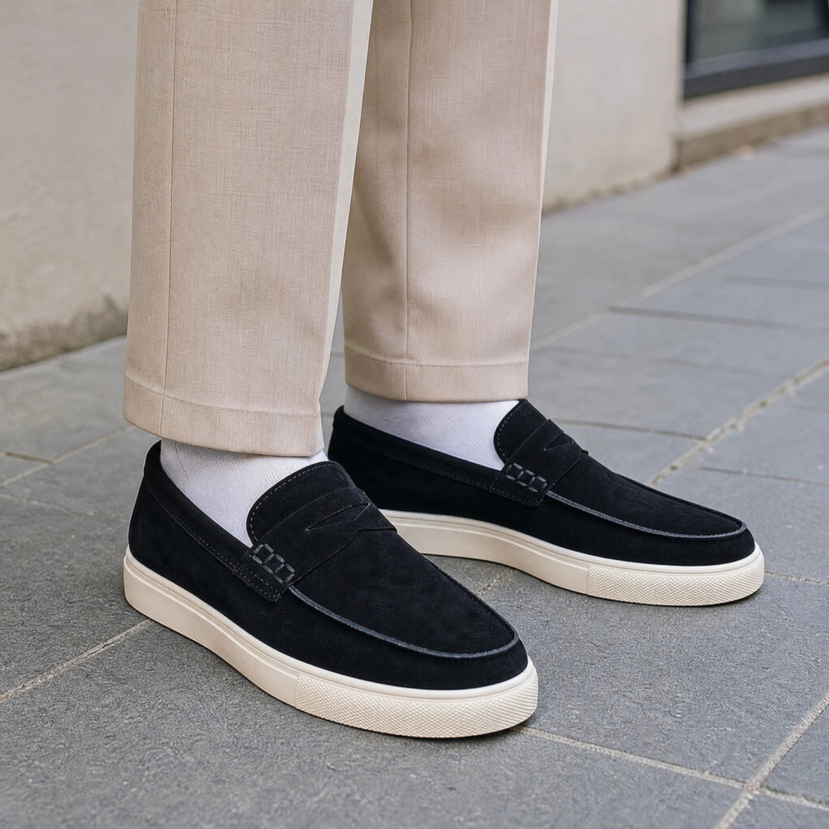 Loafers i mocka för herr med slejf och vit sula, svart