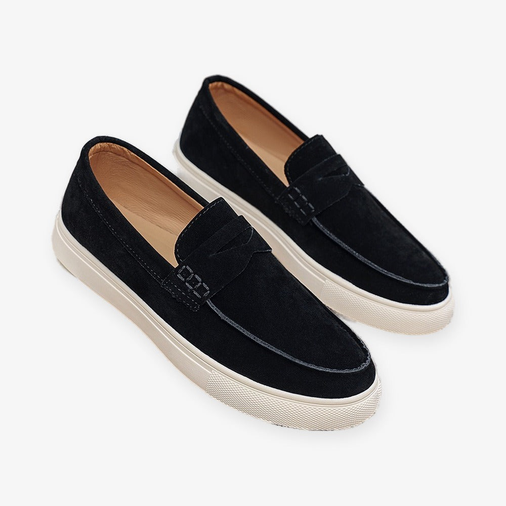 Loafers i mocka för herr med slejf och vit sula, svart
