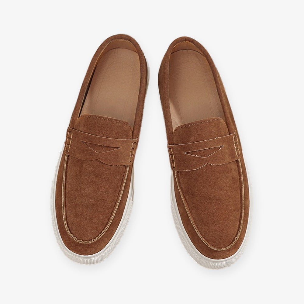 Loafers i mocka för herr med slejf och vit sula, brun