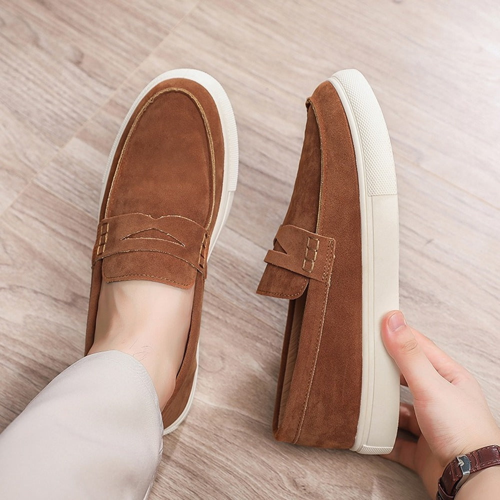 Loafers i mocka för herr med slejf och vit sula, svart