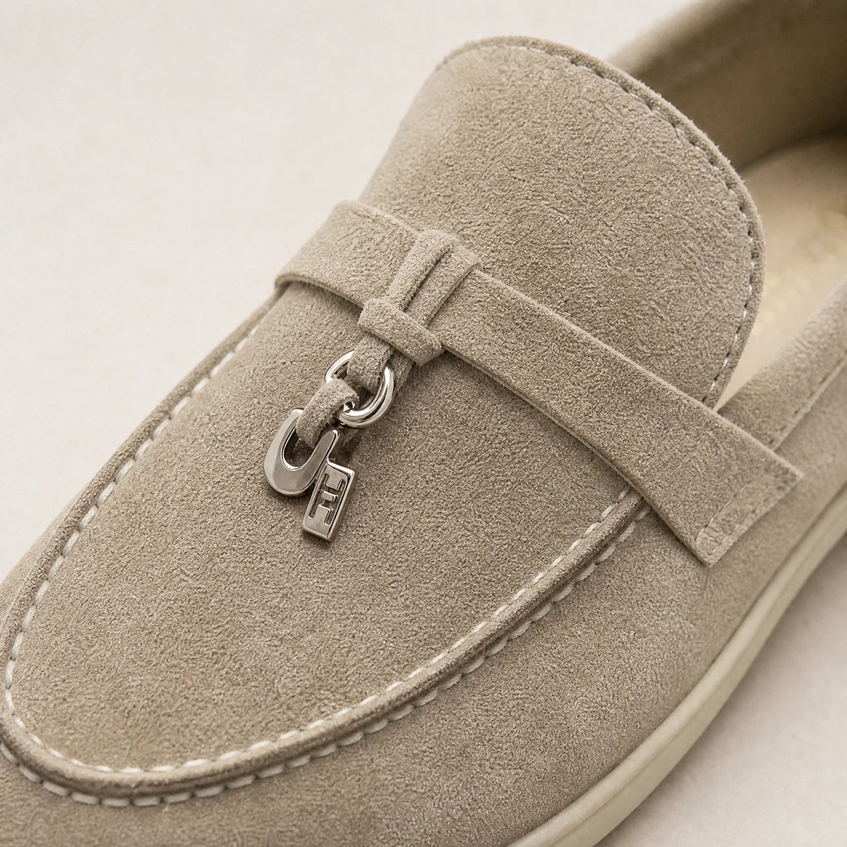 Loafers i taupe med metalldetalj Bild