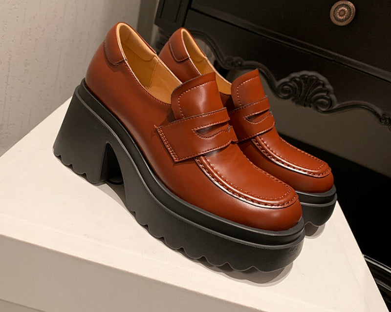 Loafers med klack i läder för kvinnor, bild 2 av 7