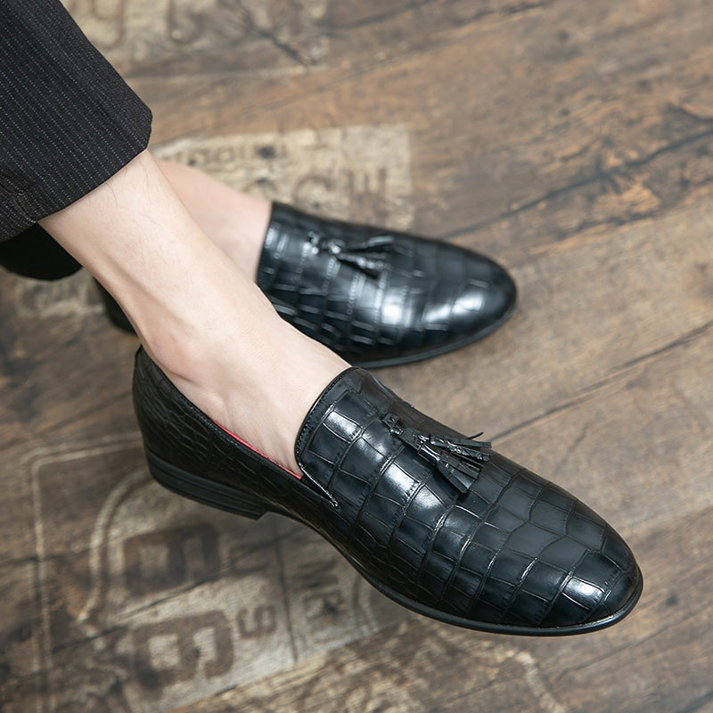 Loafers i lackläder svart med krokodilmönster, bild 2 av 4