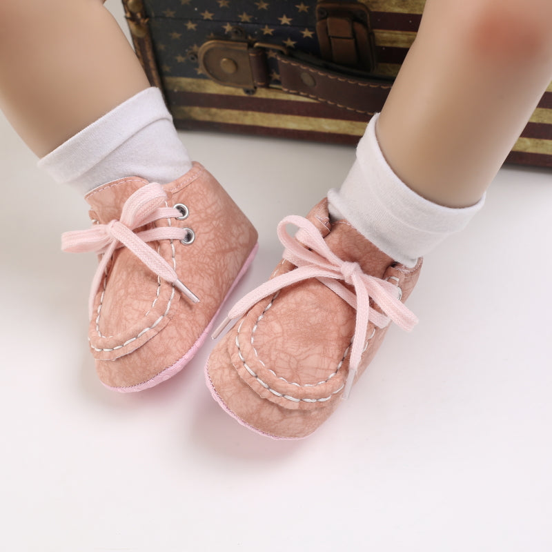 Höga loafers med snörning i krackelerat material för babypojke, bild 2 av 17
