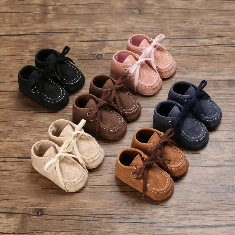 Höga loafers med snörning i krackelerat material för babypojke, bild 3 av 17