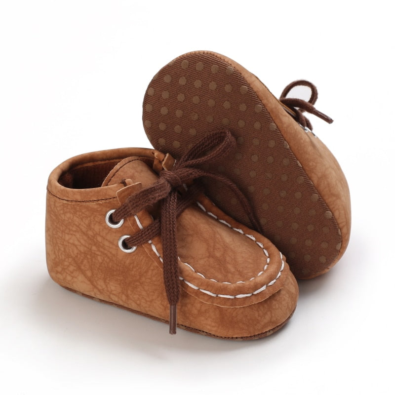 Höga loafers med snörning i krackelerat material för babypojke, bild 4 av 17