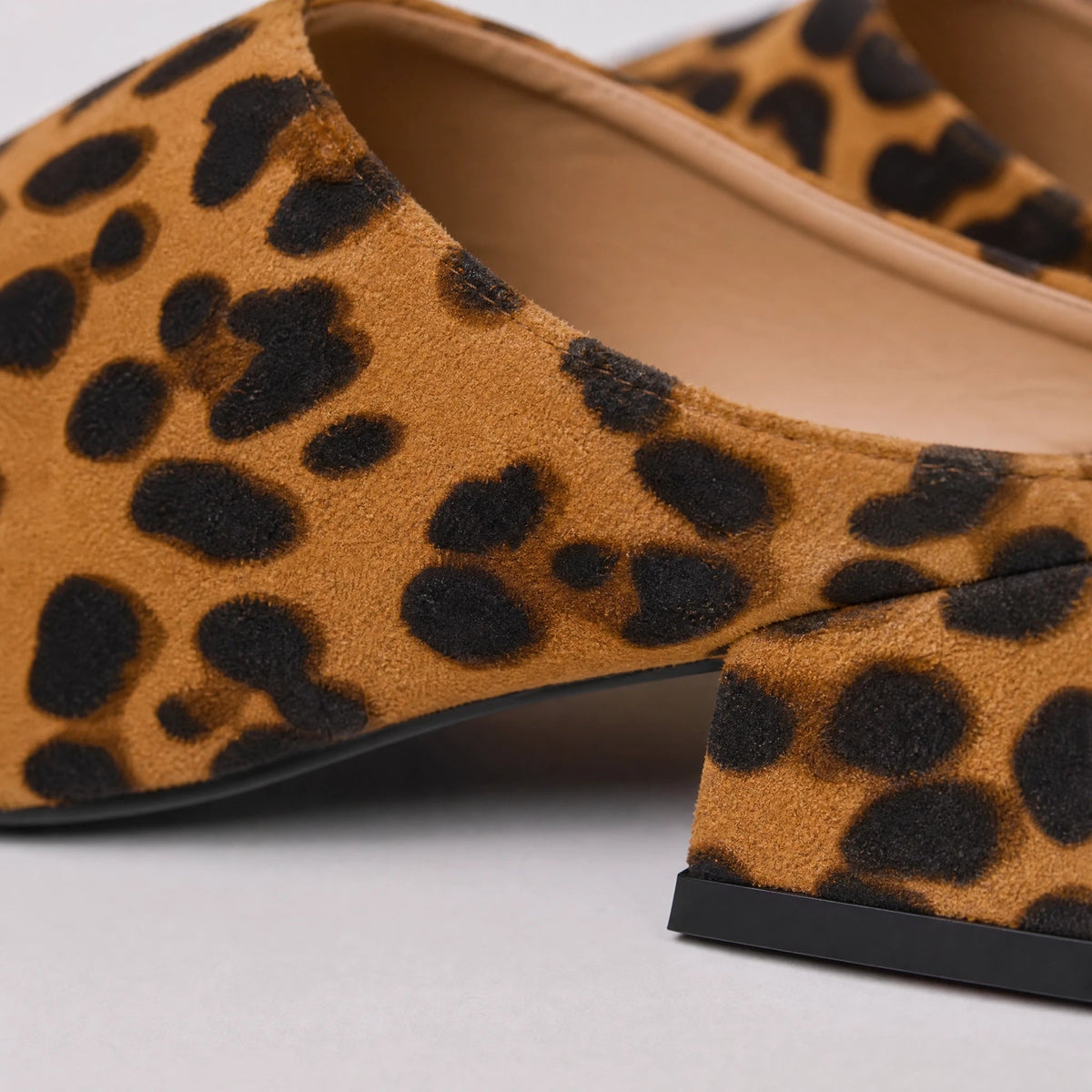 Leopardmules med fyrkantig klack, leopardmönster, bild 2 Bild