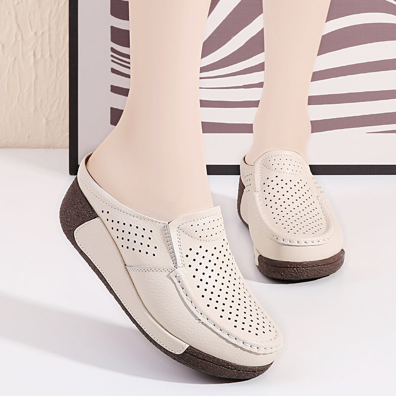 Kvinna i beige kilklädda loafers med öppen tå