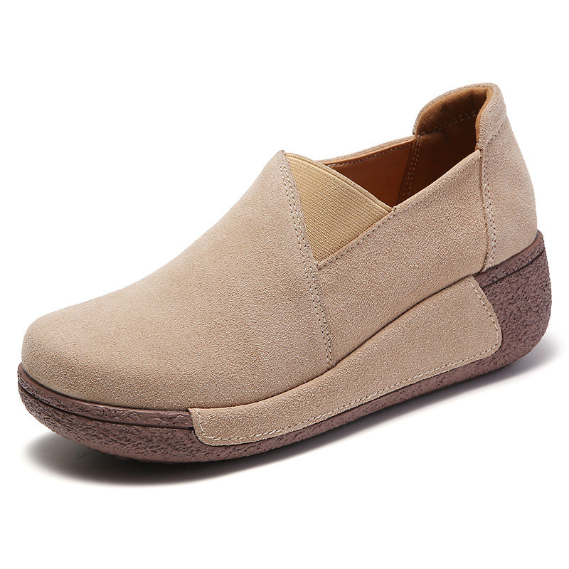 Ortopediska beige mockasiner i mocka med kilklack