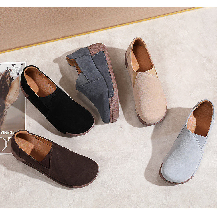 blå beige svarta loafers på en beige matta