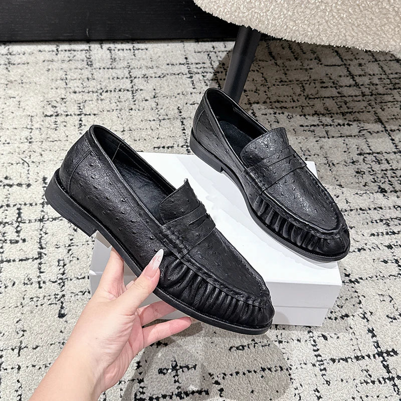 Penny loafers dam i bordeaux med veckad relief