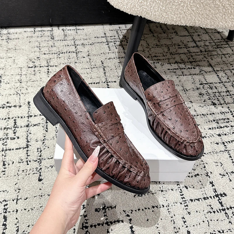 Penny loafers dam i svart med strutseffekt