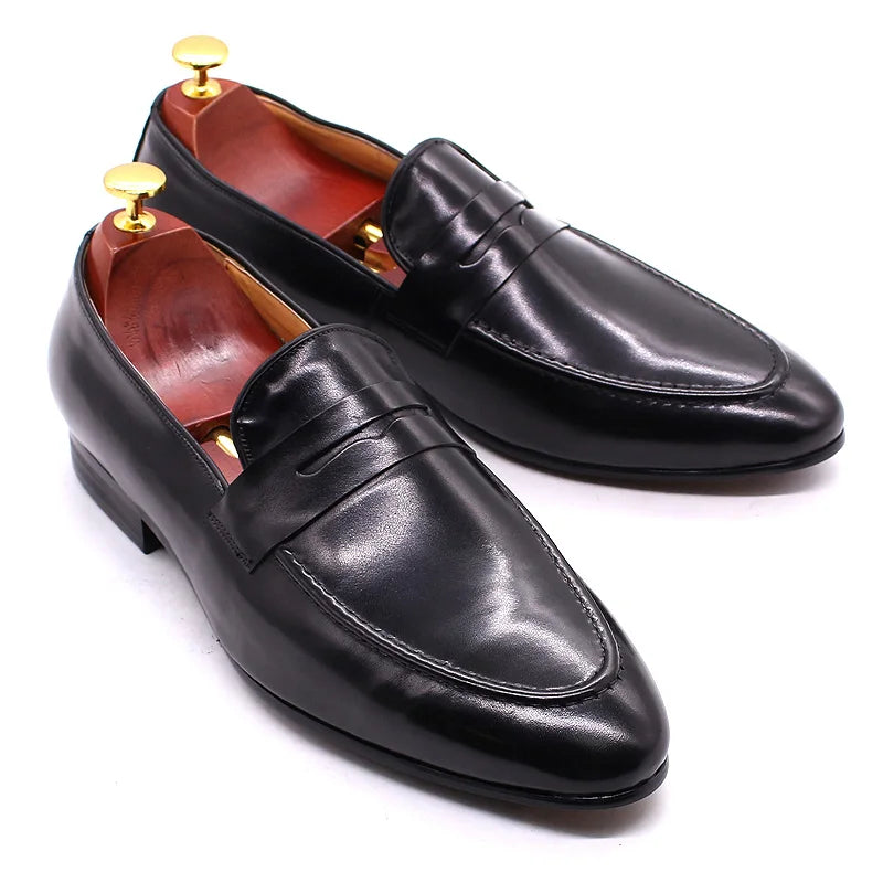 Ovanifrån av penny-loafers i läder