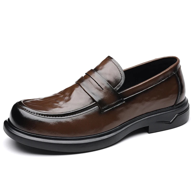 Penny loafers herr i kluvet läder med tjock sula buren, stilbild