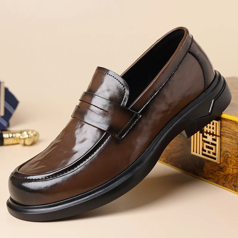 Penny loafers herr i kluvet läder med tjock sula, sidovy