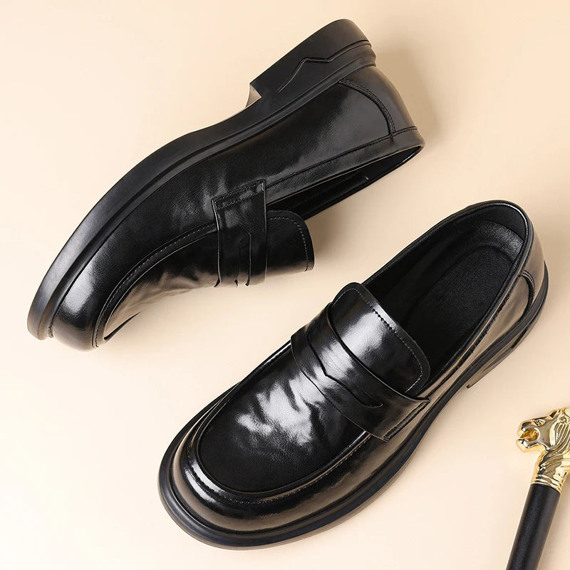Penny loafers herr i kluvet läder med tjock sula, närbild på materialet