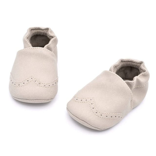 Små beige lädermockasiner för baby