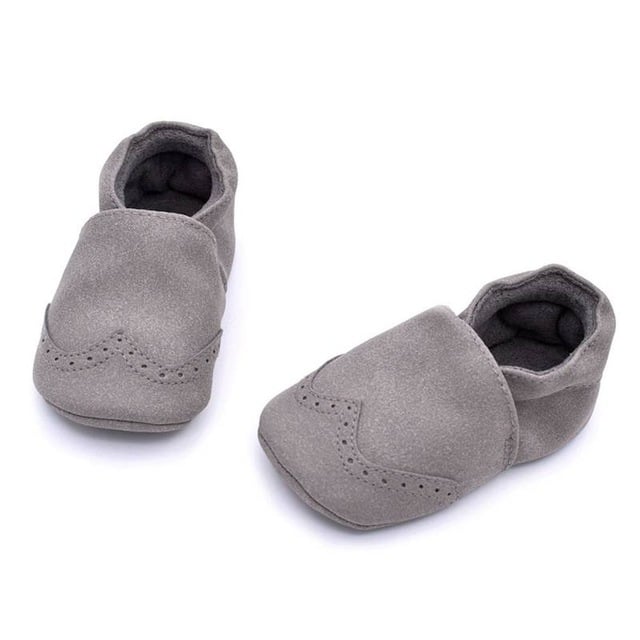 Små grå lädermockasiner för baby