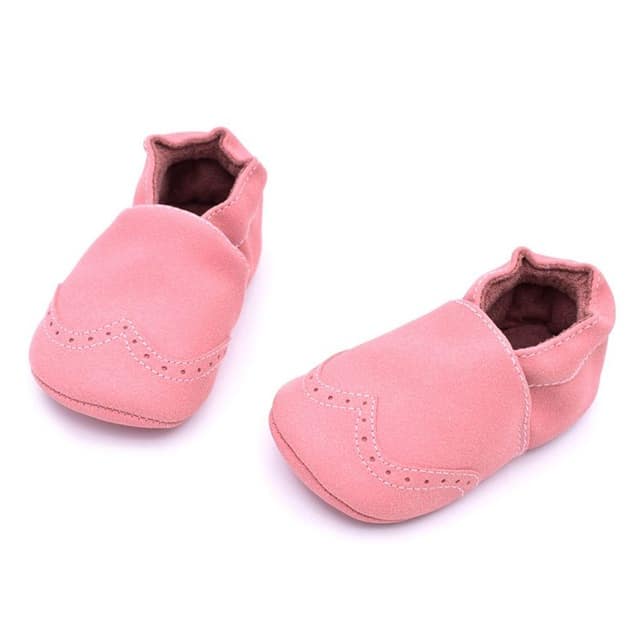 Små rosa lädermockasiner för baby