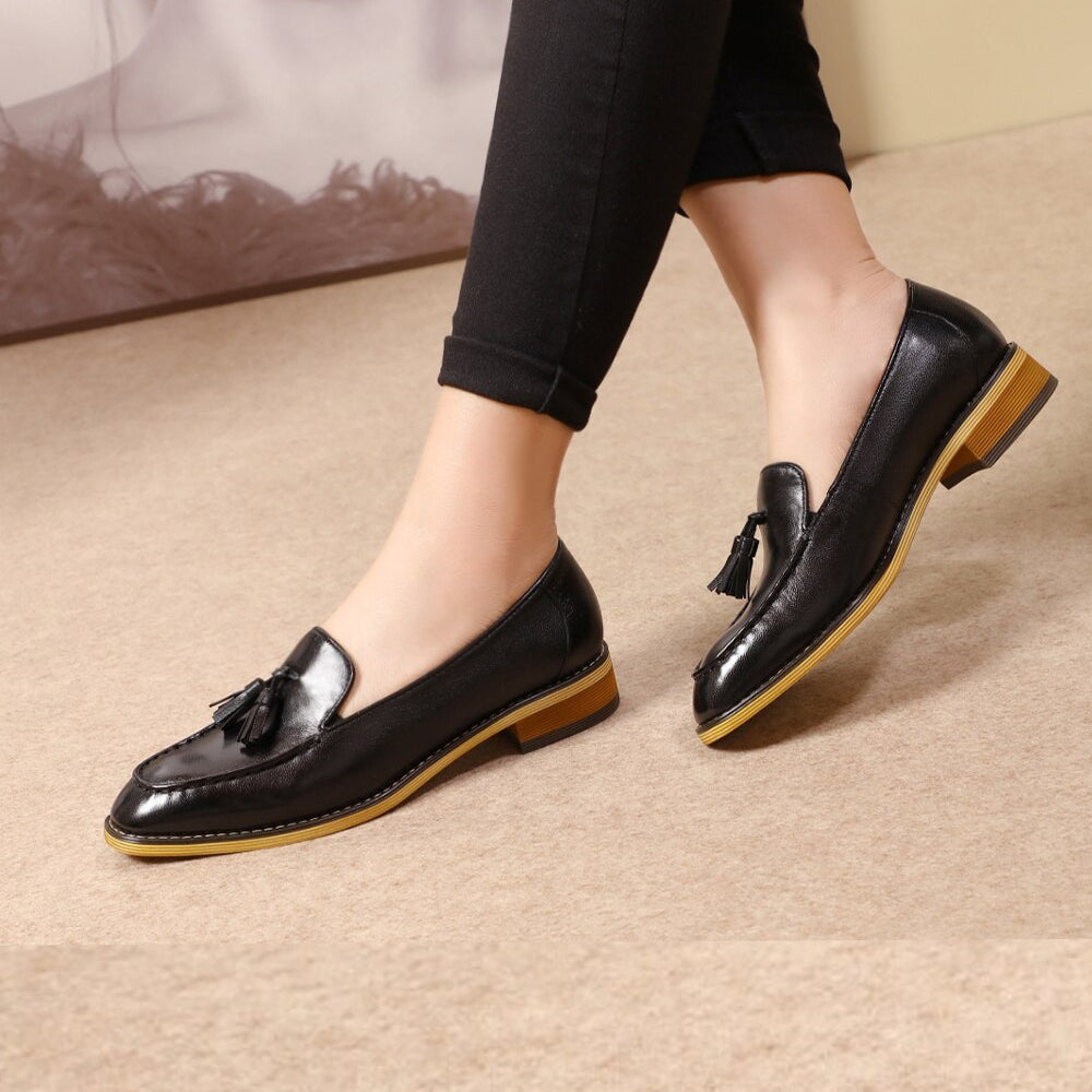 Platta loafers med tofsar i äkta blankt läder för kvinnor, bild 2 av 7