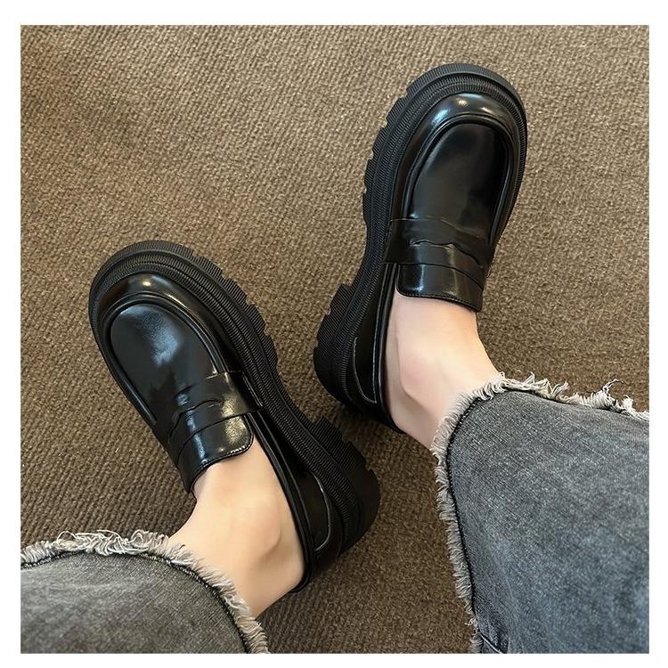 Svarta loafers i brittisk stil med platåsula för kvinnor