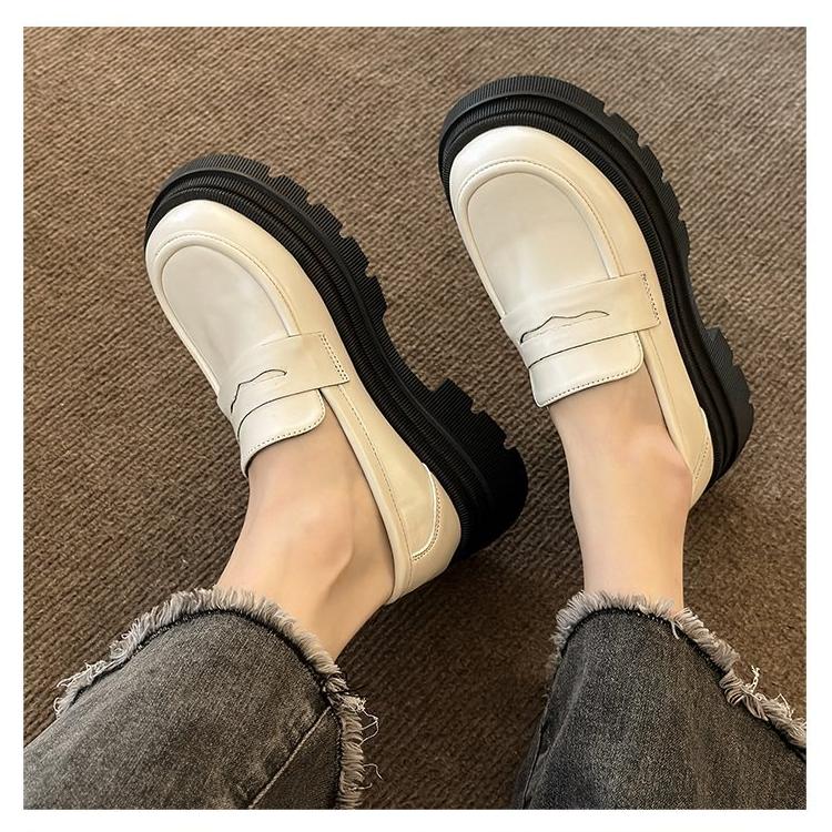 Vita loafers i brittisk stil med platåsula för kvinnor