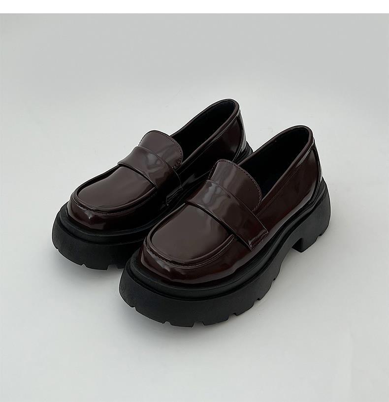 Lackade bruna loafers med platåsula för kvinnor