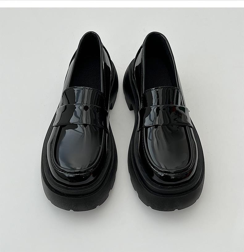 Lackade svarta loafers med platåsula för kvinnor