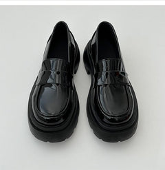Lackade loafers med platåsula för kvinnor, Svart