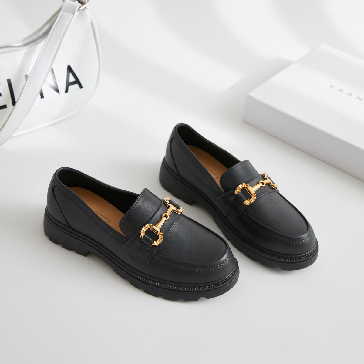Svarta platåloafers med metallkedja för kvinnor