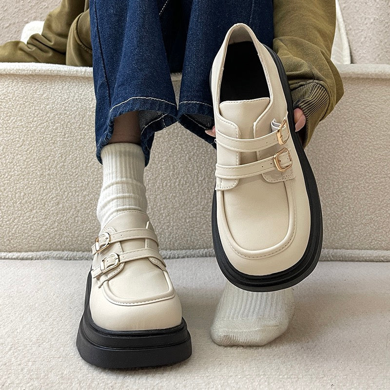 Plattformsloafers i läder med remmar för kvinnor