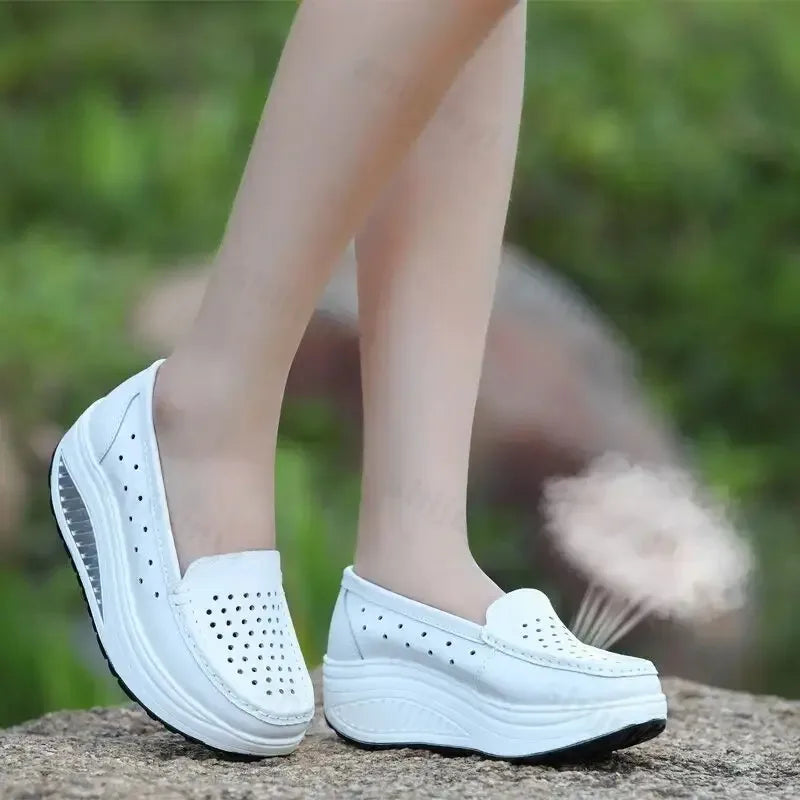 Gula perforerade loafers