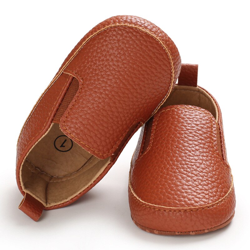 Enkla slip-on-loafers i syntetläder för baby, bild 8 av 22