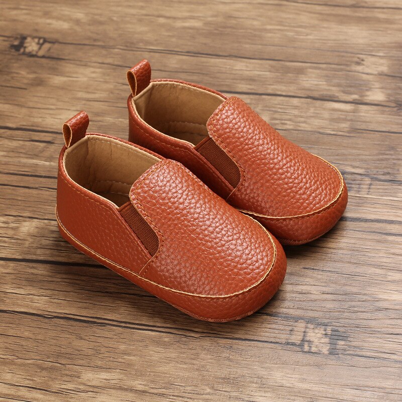 Enkla slip-on-loafers i syntetläder för baby, bild 9 av 22