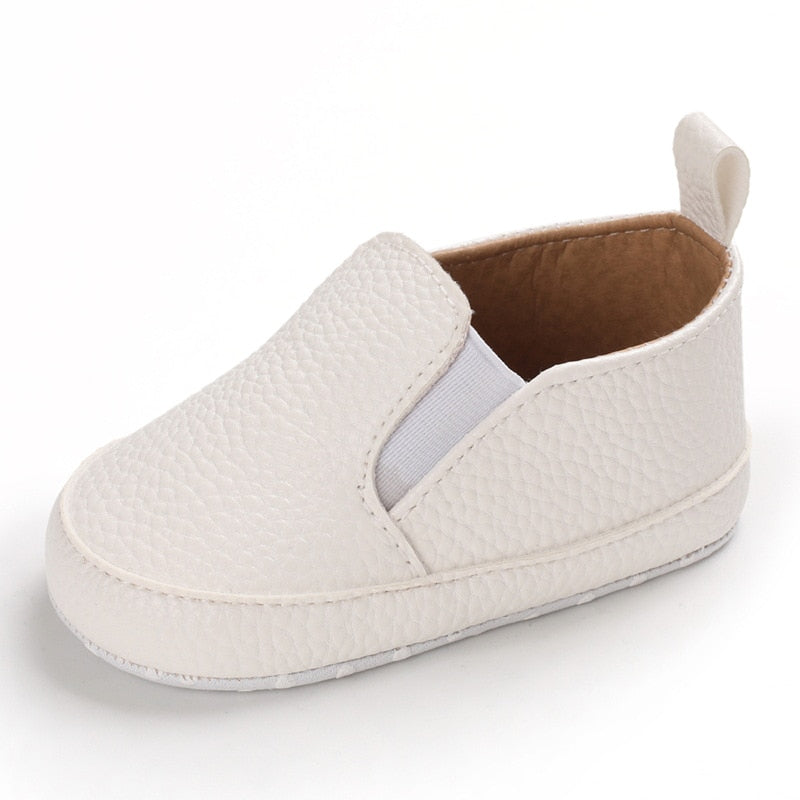 Enkla vita slip-on-loafers i syntetläder för baby