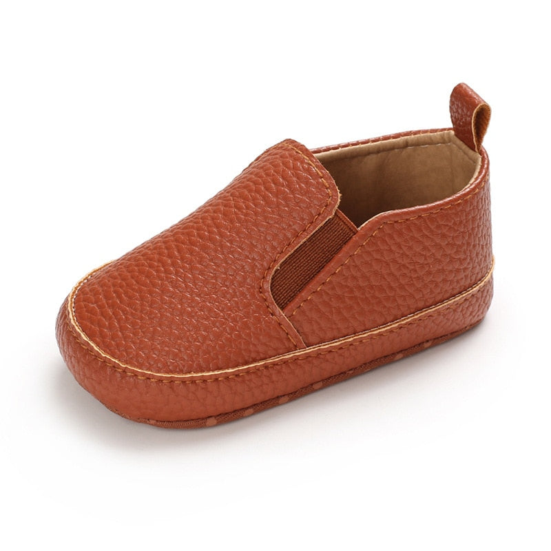 Enkla bruna slip-on-loafers i syntetläder för baby