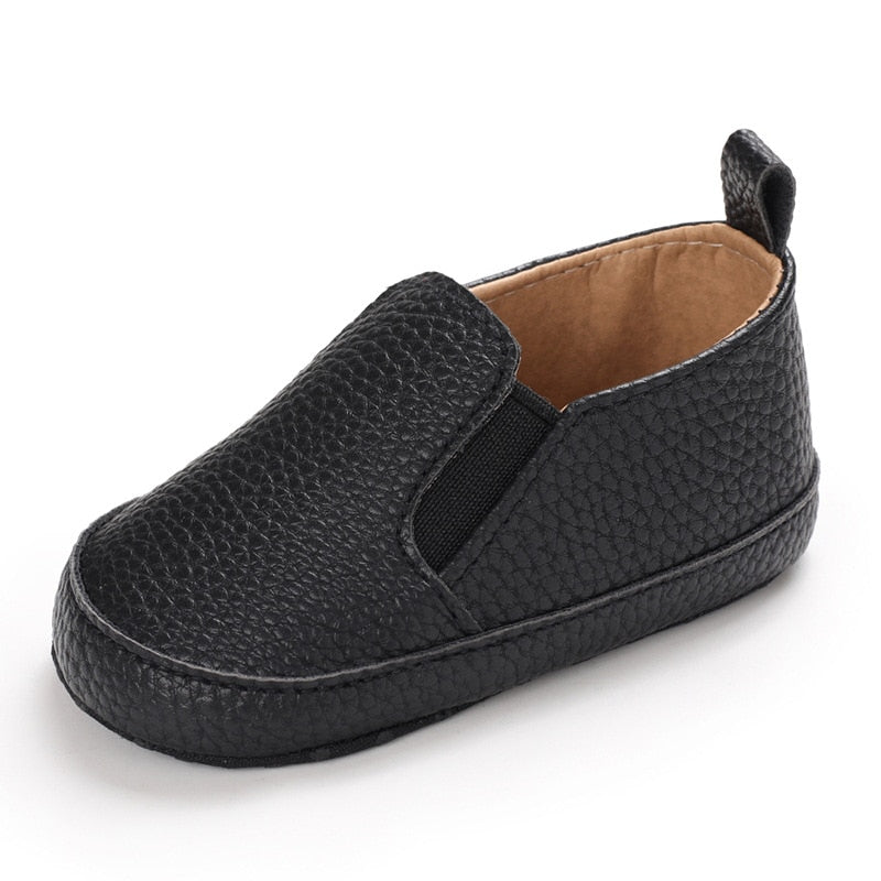 Enkla svarta slip-on-loafers i syntetläder för baby