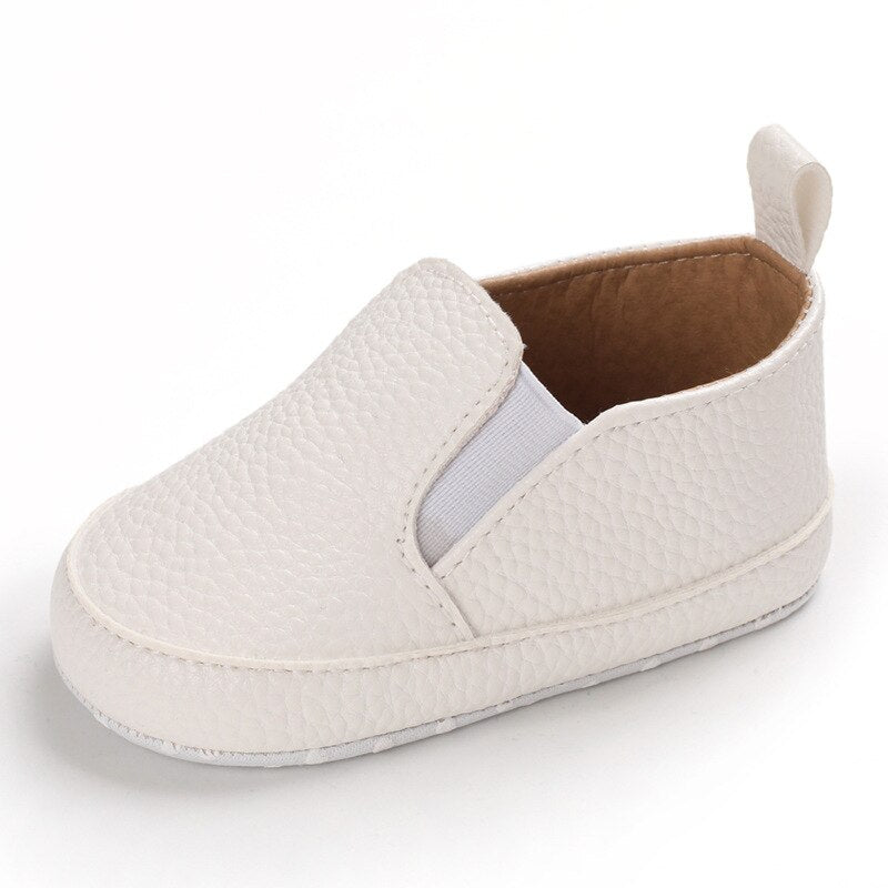 Enkla slip-on-loafers i syntetläder för baby, bild 4 av 22