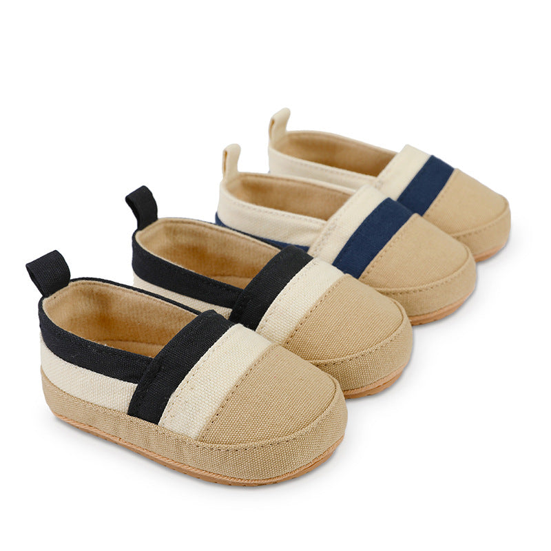 2 par beige canvas loafers som läggs platt på diagonalen