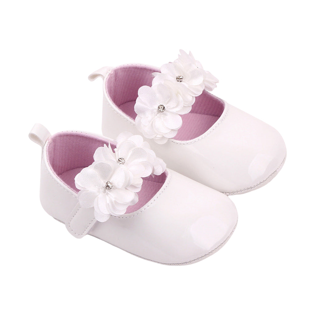 Söta vita blomstermockasiner för babyflicka