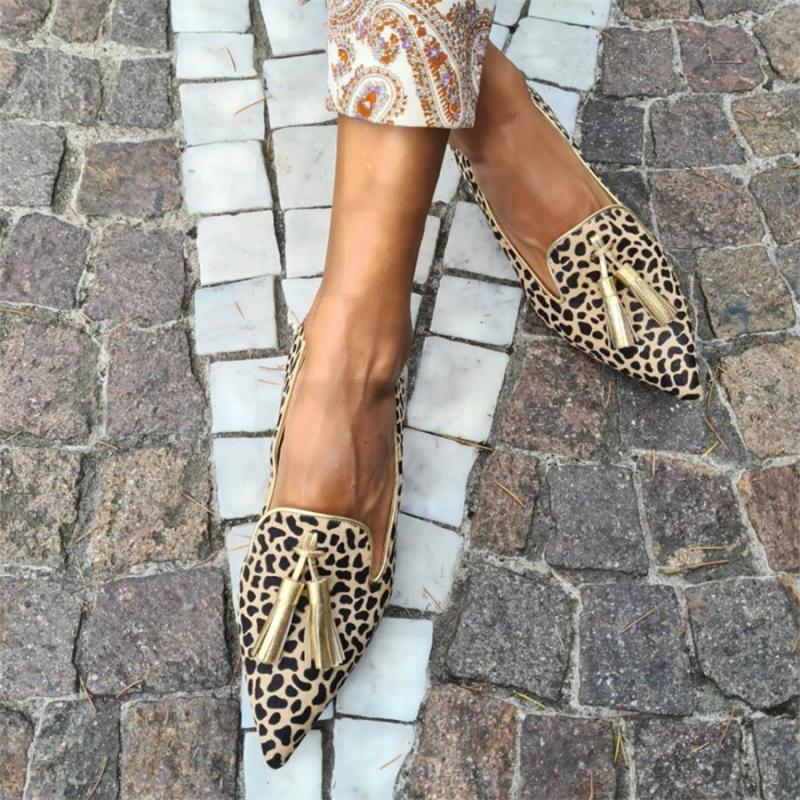 Leopardmönstrade gyllene loafers för dam med tofsar