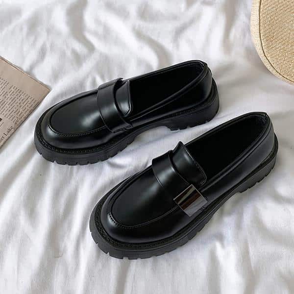 Svarta loafers i brittisk stil med platå för kvinnor, bild 2 av 6