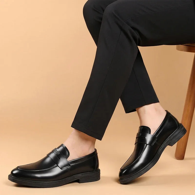 Matt svarta loafers för herr sedda från sidan