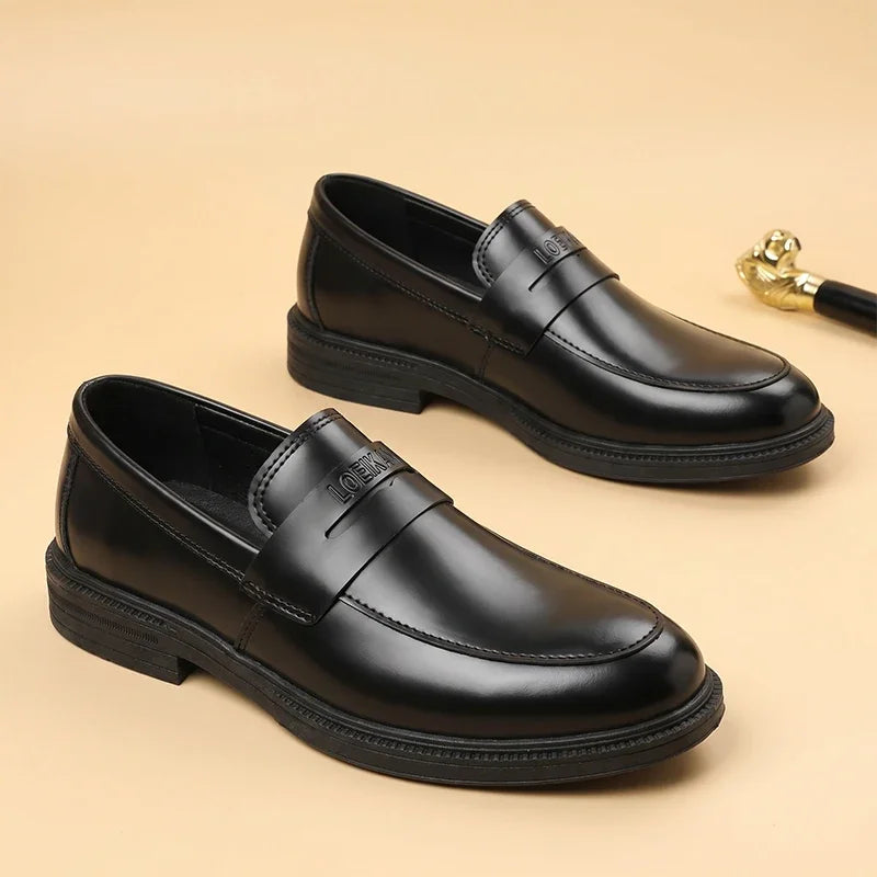 Svarta loafers för herr sedda uppifrån